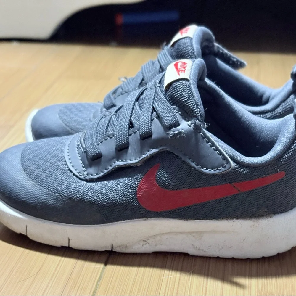 Nike‎ Gray Sneakers with Cushioned Midsole and Breathable Mesh